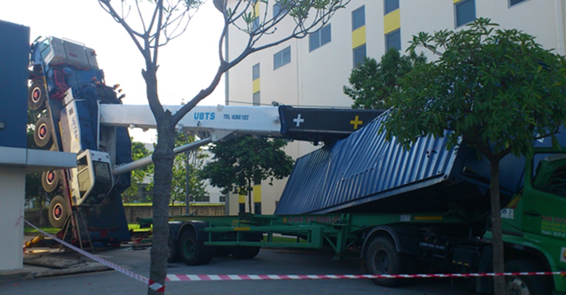 Mobile crane toppling accident in failure analysis and accident investigation
